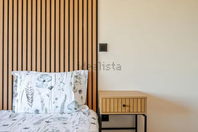 Painel de madeira e mesa de cabeceira